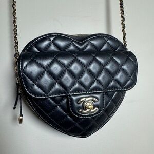 CHANEL Pre-Owned 2022 mini Heart cross body bag